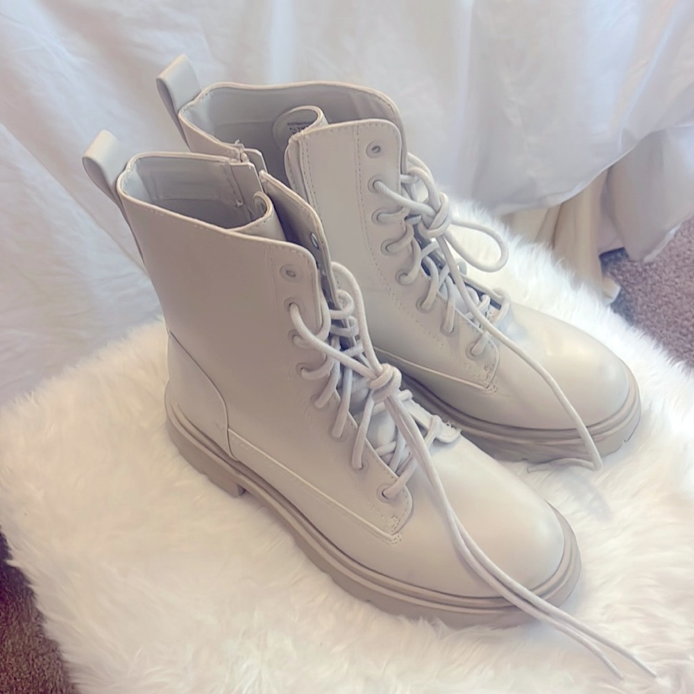 The cutest cream colored boots